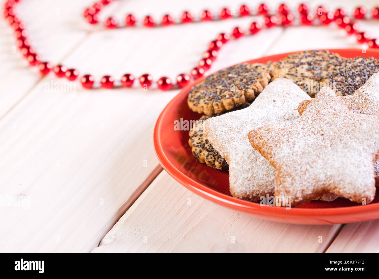 Natale gingerbread cookie e cookie con semi di papavero nella targhetta rossa Foto Stock