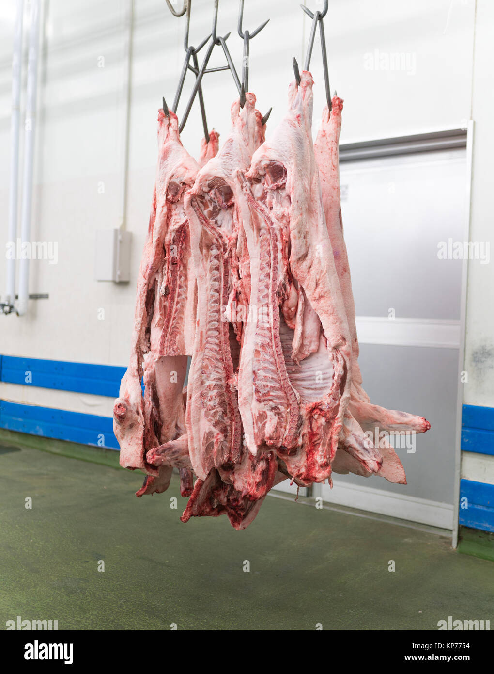 La carne di maiale tagliata a parte e preparati in un impianto per la trasformazione di carni. Foto Stock