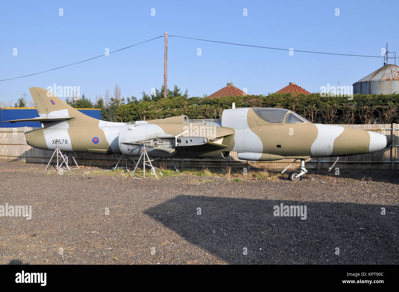 Hawker Hunter a pezzi pronto per essere posizionato come guardiano del cancello all'Action Park, Wickford. Aereo. Hunter T.7 XL586, con XL578 posteriore Foto Stock