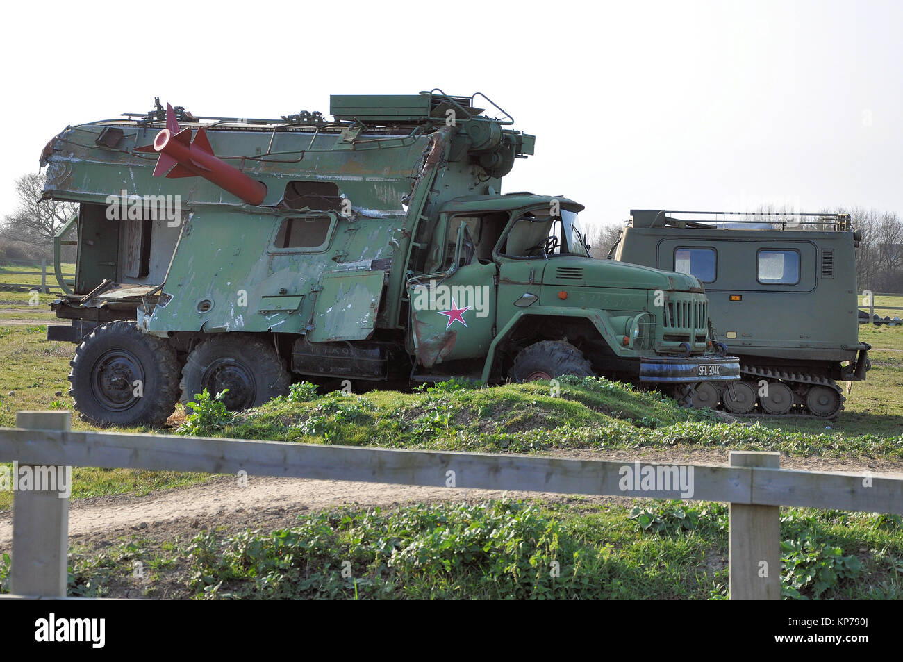 Camion dell'esercito sovietico russo con un missile fittizio incorporato al suo fianco in un luogo di giochi di guerra nel Regno Unito. Reliquia della Guerra fredda. Veicolo Foto Stock
