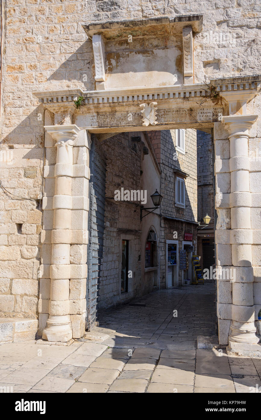 Porta nelle mura della città, il centro storico di Traù, Croazia Foto Stock