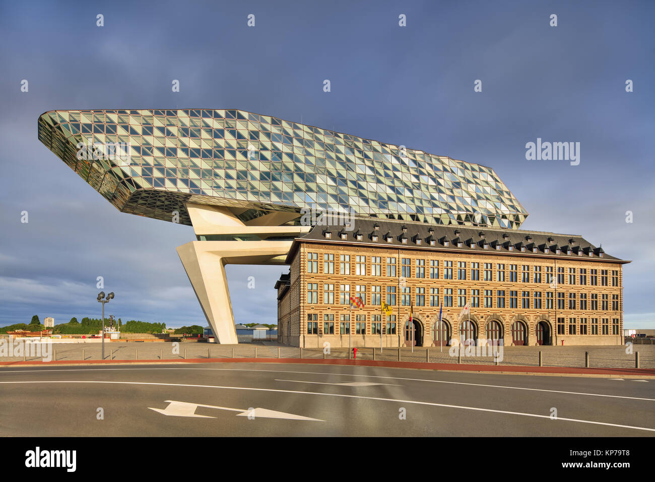 L'iconico Zaha Hadid progettato porto di Anversa sede, una ristrutturazione di un ex stazione dei vigili del fuoco con diamante a forma di scultura sulla parte superiore. Foto Stock