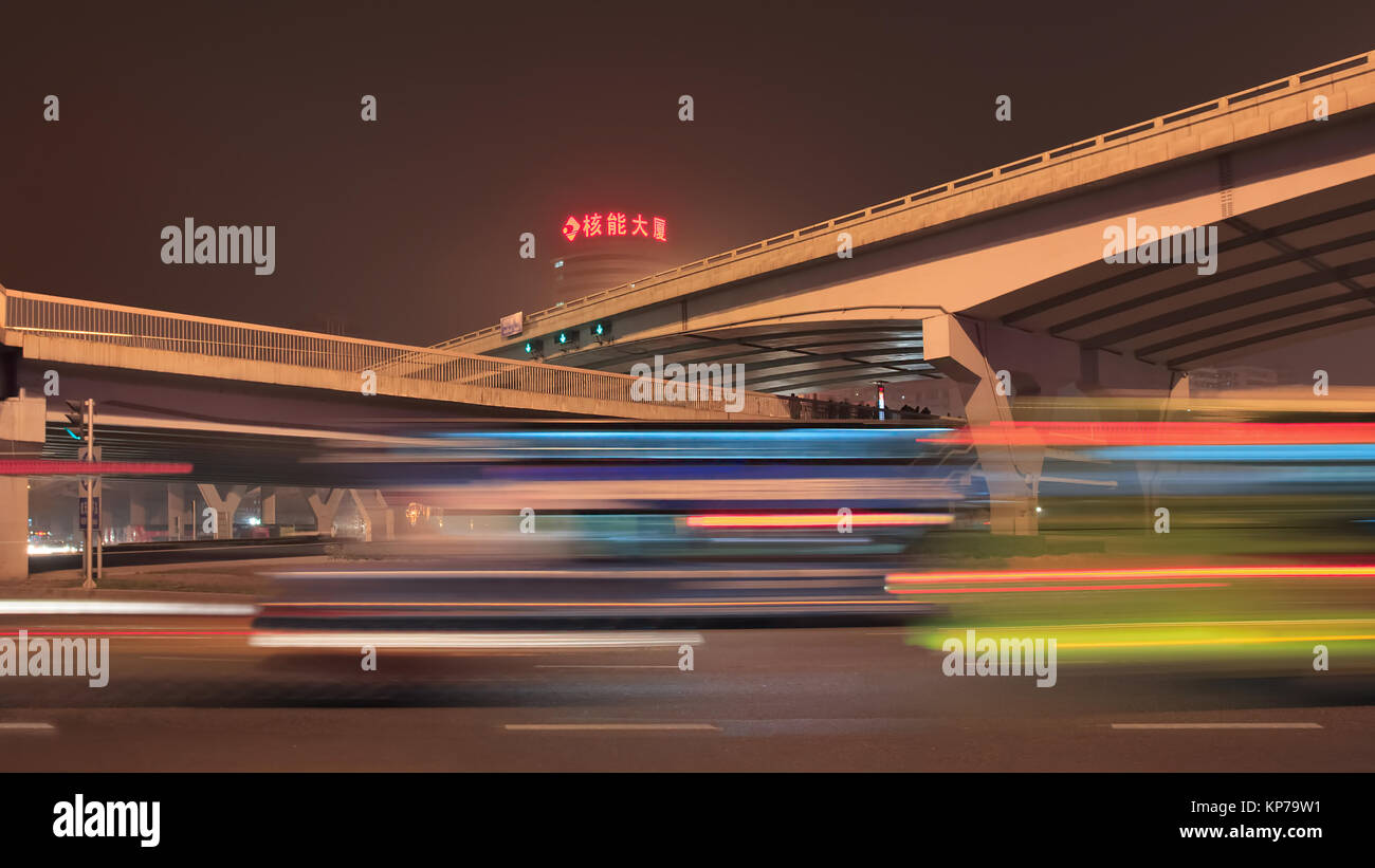 Pechino-DEC. 6, 2014. Scena notturna con infrastrutture e traffico motion blur. Fino al 2010 Pechino ha trascorso quasi 140 miliardi di dollari per le infrastrutture Foto Stock