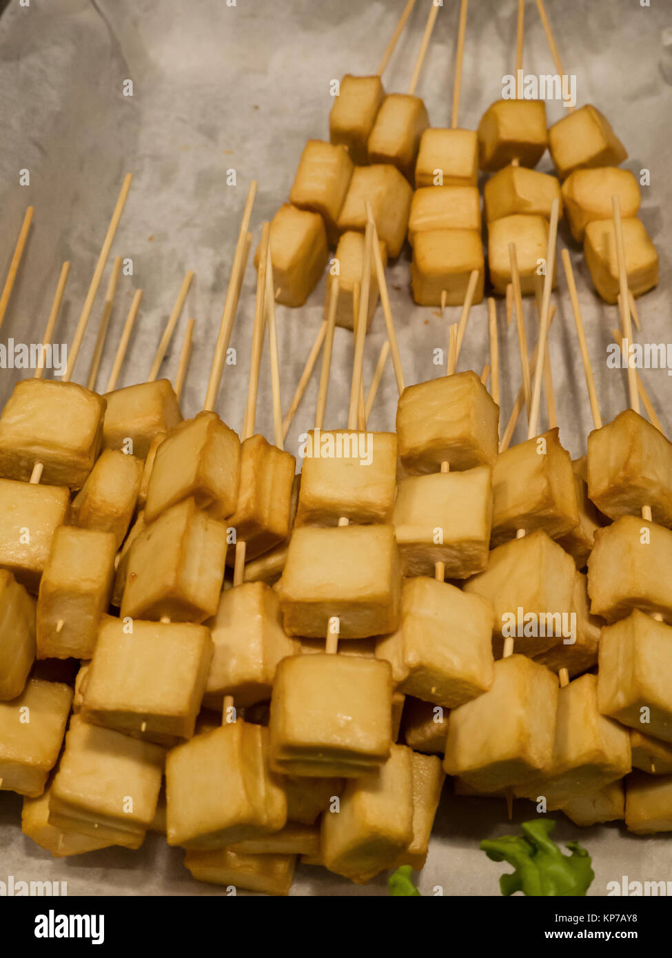 Gustosi spiedini di formaggio fritto, piatto di cucina tailandese Foto Stock