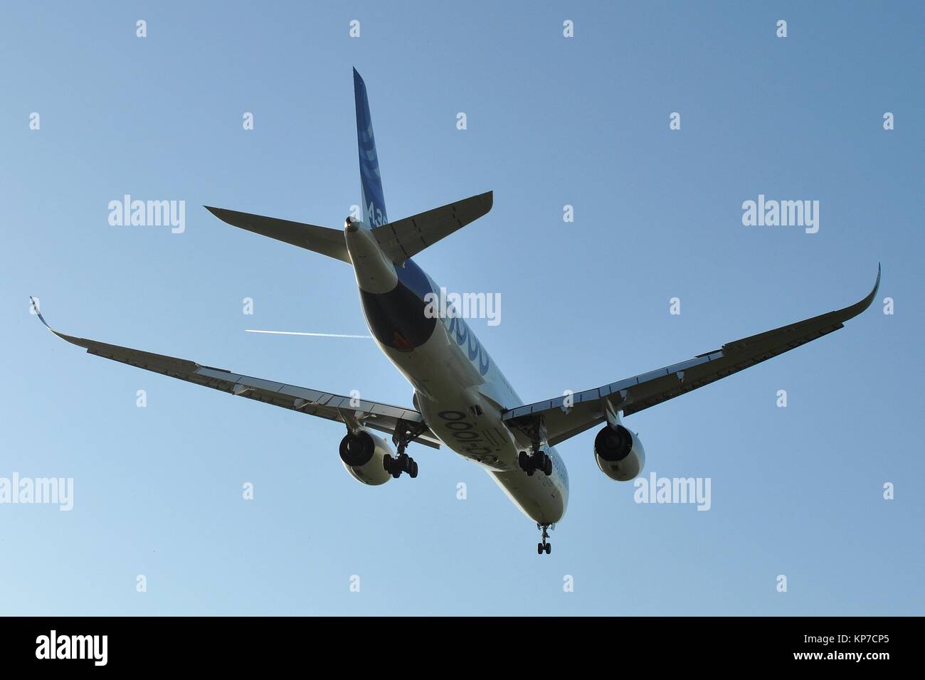 AIRBUS A350-1000 F-WMIL atterra dopo un volo di prova Foto Stock
