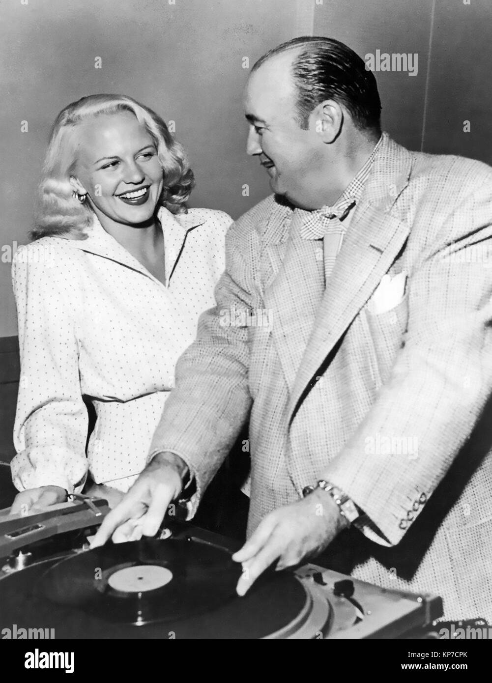 PEGGY LEE US cantante con big band leader Paolo Whiteman nel 1947. Foto Stock