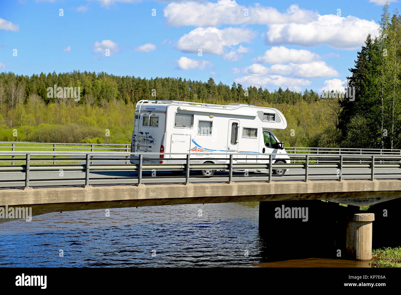 FORSSA, Finlandia - 24 Maggio 2015: Adria Coral camper sulla strada. Adria è il leader di mercato di vendita camper in Finlandia con 24,79 per cento in 201 Foto Stock