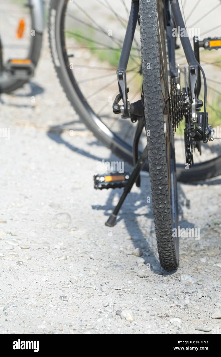 Croce nera bicicletta su strada sterrata Closeup diurna Foto Stock