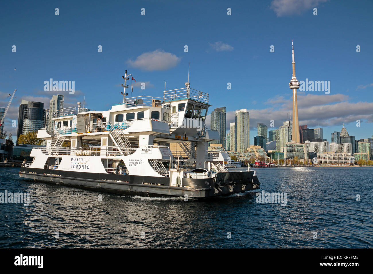 Toronto Billy Bishop Toronto City airport lounge continentale con traghetti passeggeri provenienti verso l'isola con skyline del centro sotto il cielo blu bianco cl Foto Stock