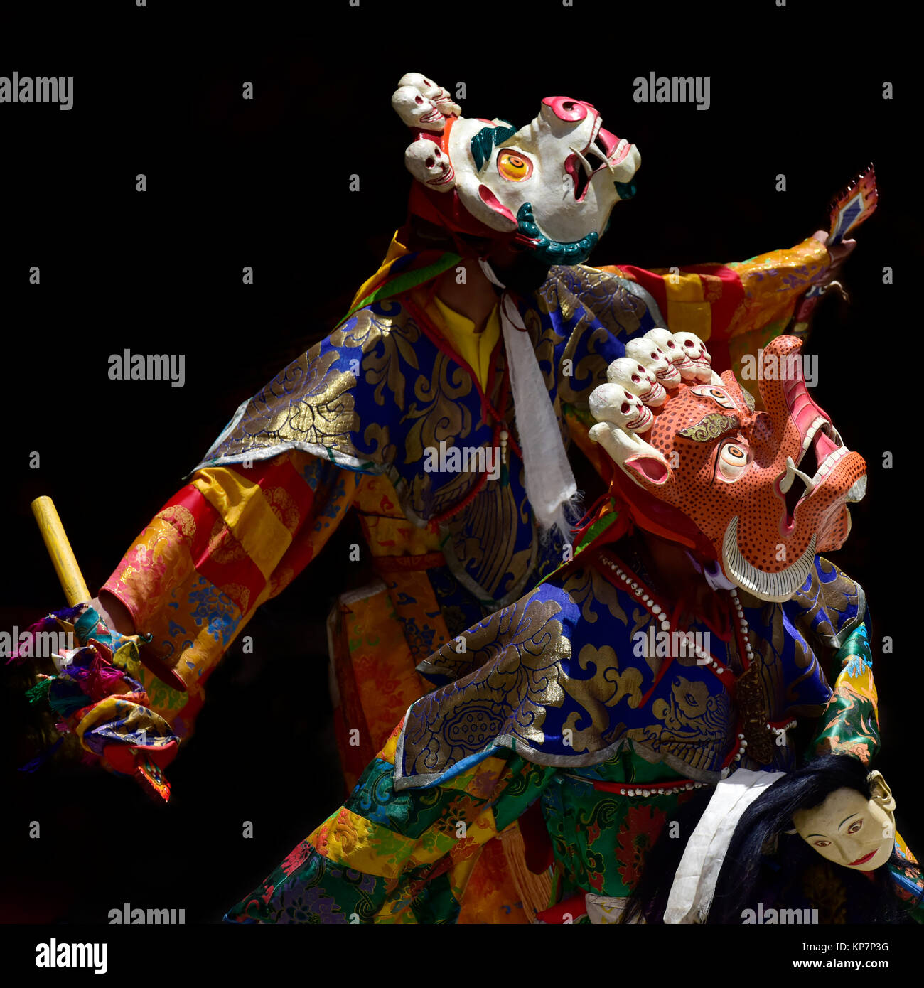 I monaci buddisti nel rituale tibetano nazionale vestiti eseguire la Mask Dance raffigurante il sacrificio umano. Foto Stock