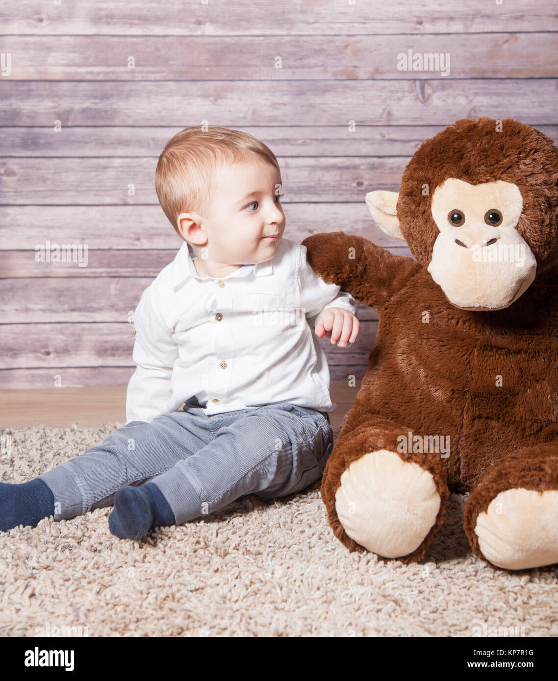 Baby boy con enorme giocattolo di scimmia Foto Stock