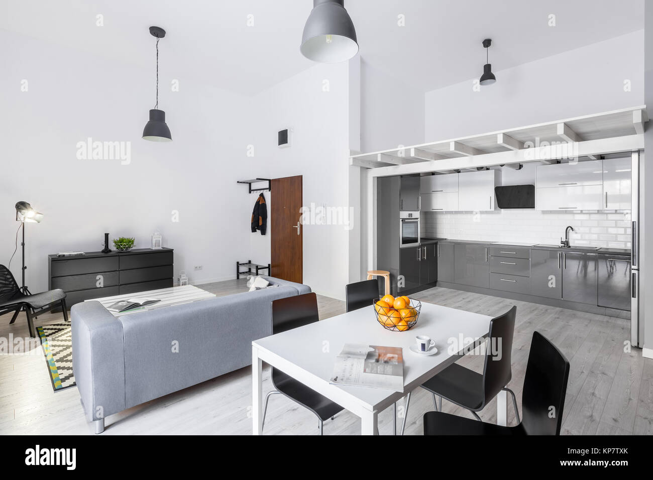 Open space loft appartamento con soggiorno, cucina e mezzanine Foto Stock