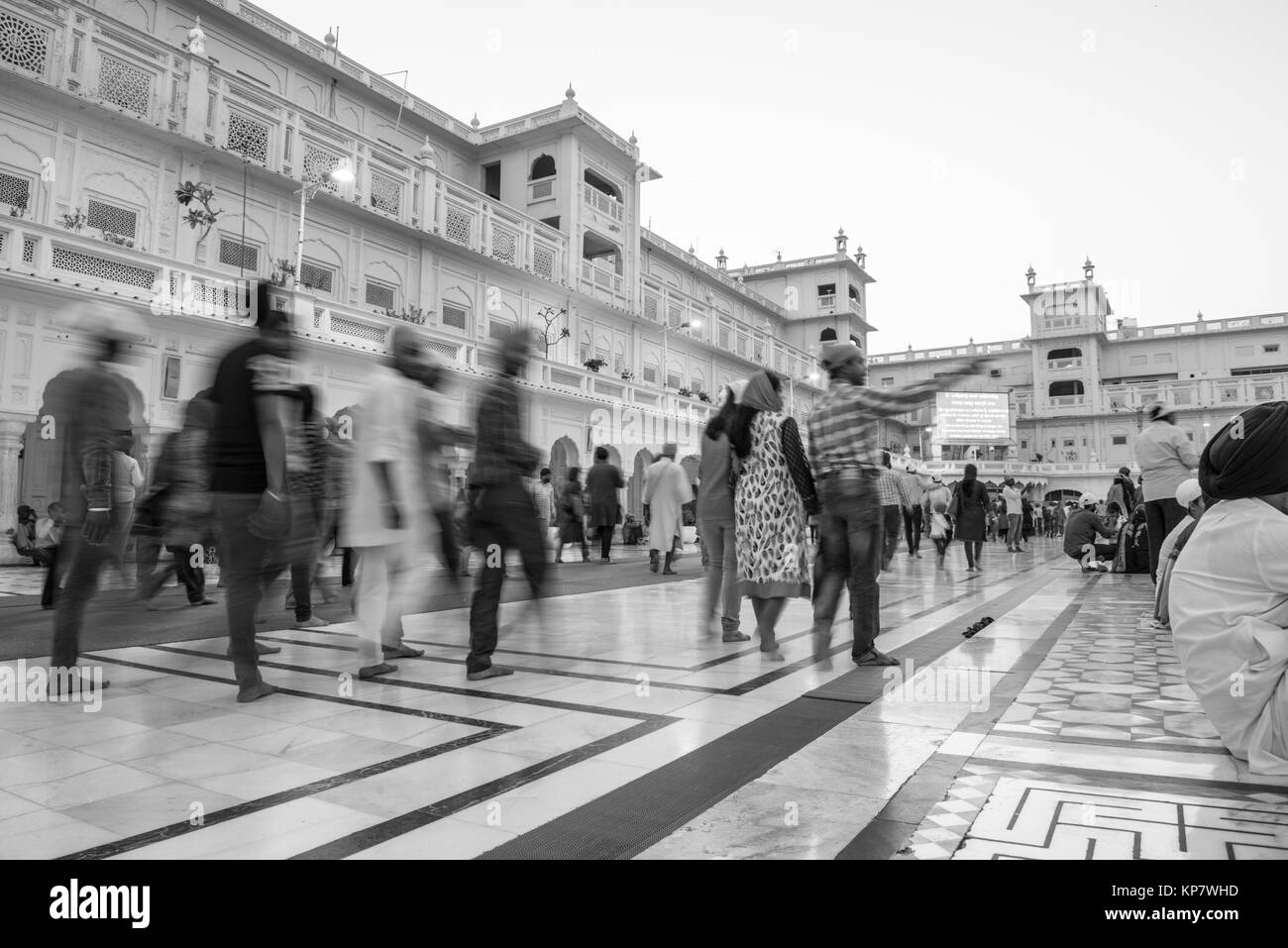 AMRITSAR, India - 20 Marzo 2016: foto in bianco e nero di indiani di religione sikh persone in movimento in Sri Harmandir Sahib, noto come tempio d'oro, che si trova in Foto Stock