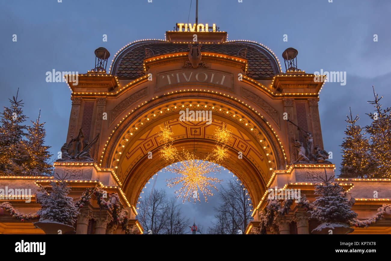Arco d'ingresso al Parco Amusment Tivoli a Copenaghen, durante la notte contro il cielo, Copenaghen, Danimarca, Dicembre 12, 2017 Foto Stock