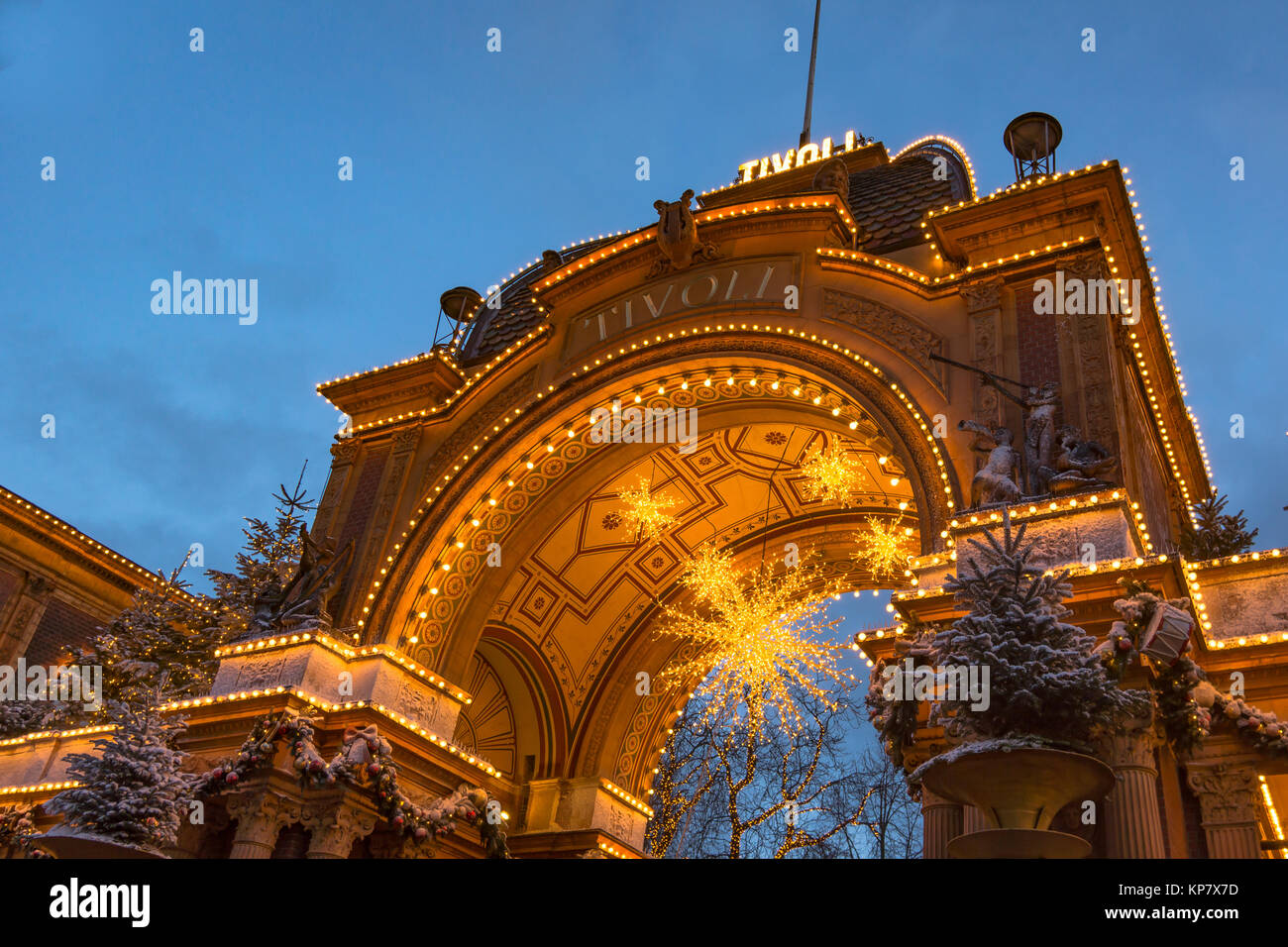 L'entrata principale dei giardini di Tivoli in decorazione di Natale di notte, Copenhagen, Danimarca, 12 dicembre 2017 Foto Stock