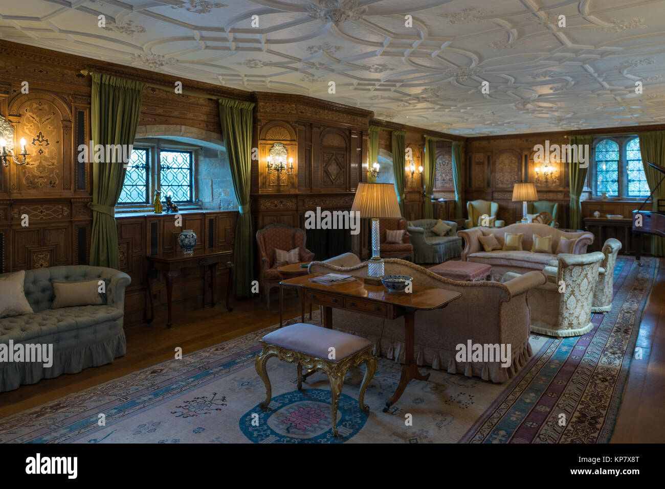 Drawing Room presso il castello di Hever vicino a Edenbridge, la sede della famiglia Boleyn, Kent, Regno Unito Foto Stock