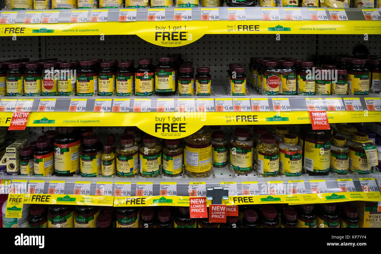 Vitamine su un ripiano di una farmacia di New York City Foto Stock