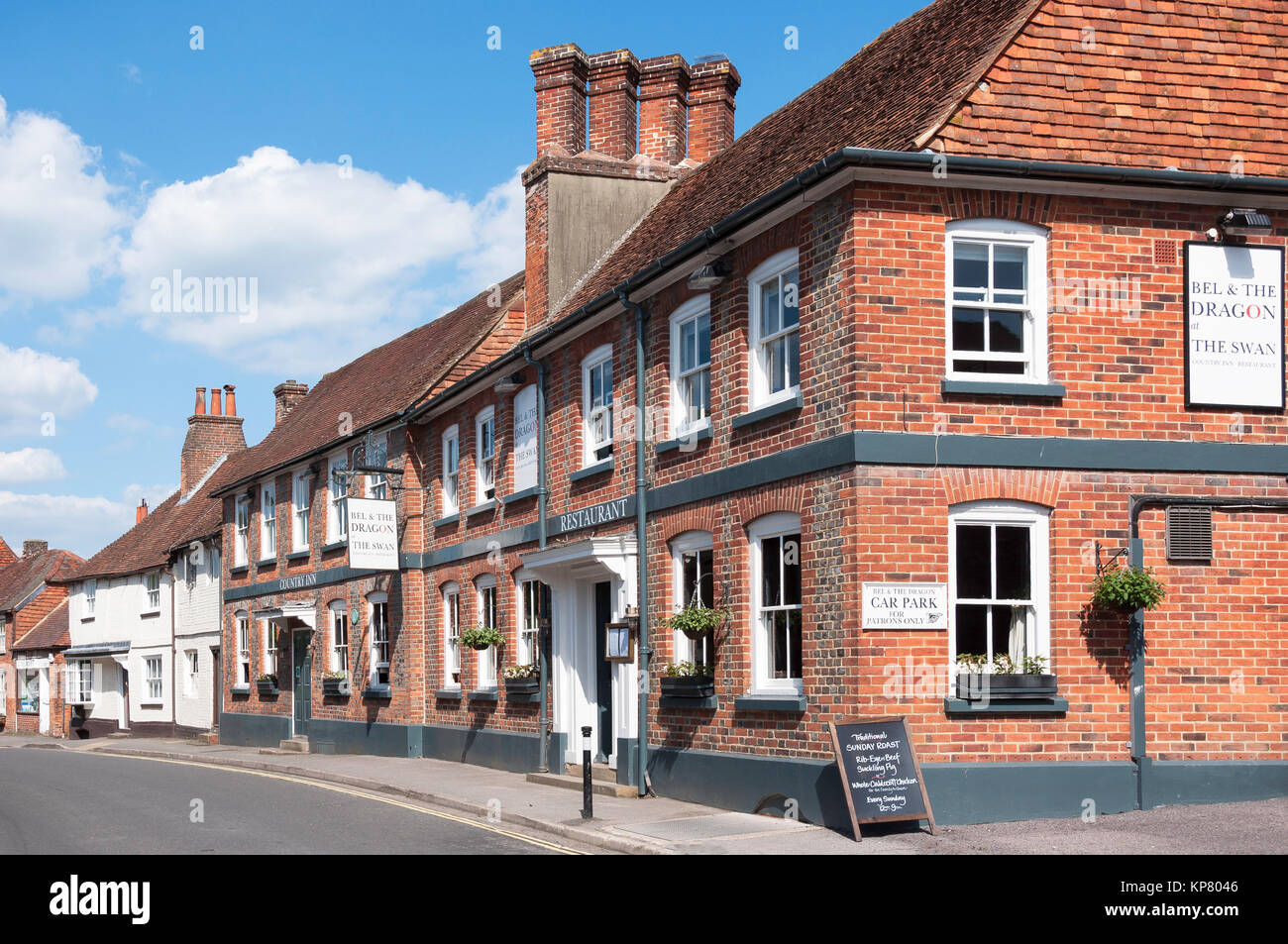 Bel & Il Drago al paese di Swan Inn e ristorante, Swan Street, Kingsclere, Hampshire, Inghilterra, Regno Unito Foto Stock