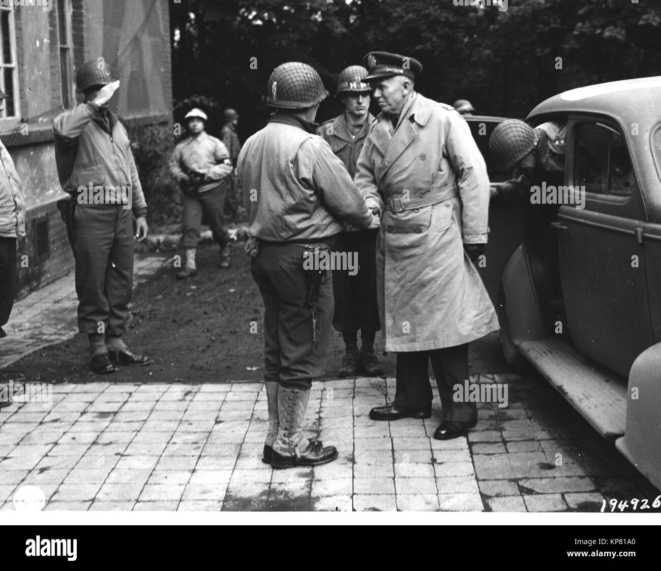 Il Mag. Gen. Norman D. Cota saluta generale George C. Marshall, U.S. Capo del personale, il Gen. Marshall's arrivo presso una sede centrale in Belgio, 10 22 44. Ventottesima Divisione, Elsenborn, Belgio Foto Stock