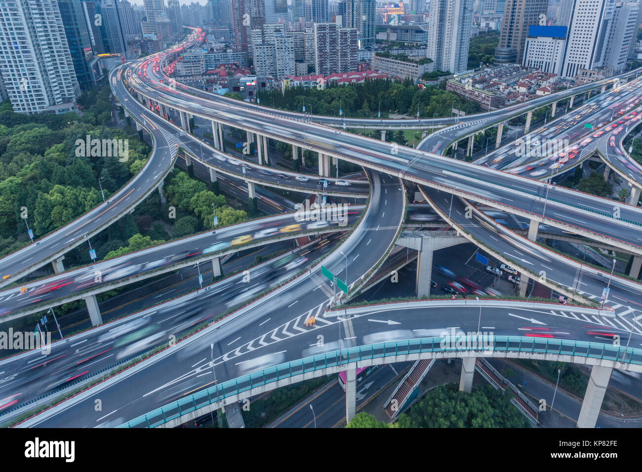 Ad alto angolo di vista Autostrada Shanghai con grattacieli in background. Foto Stock