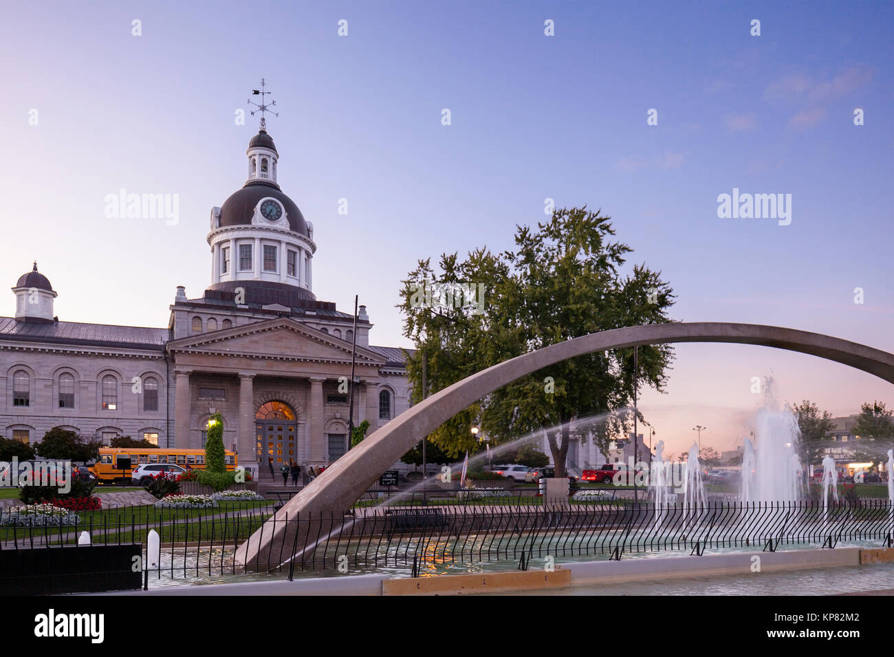 La Confederazione Arch Fontana al Parco di confederazione con Kingston City Hall in background nel centro di Kingston, Ontario, Canada. Foto Stock