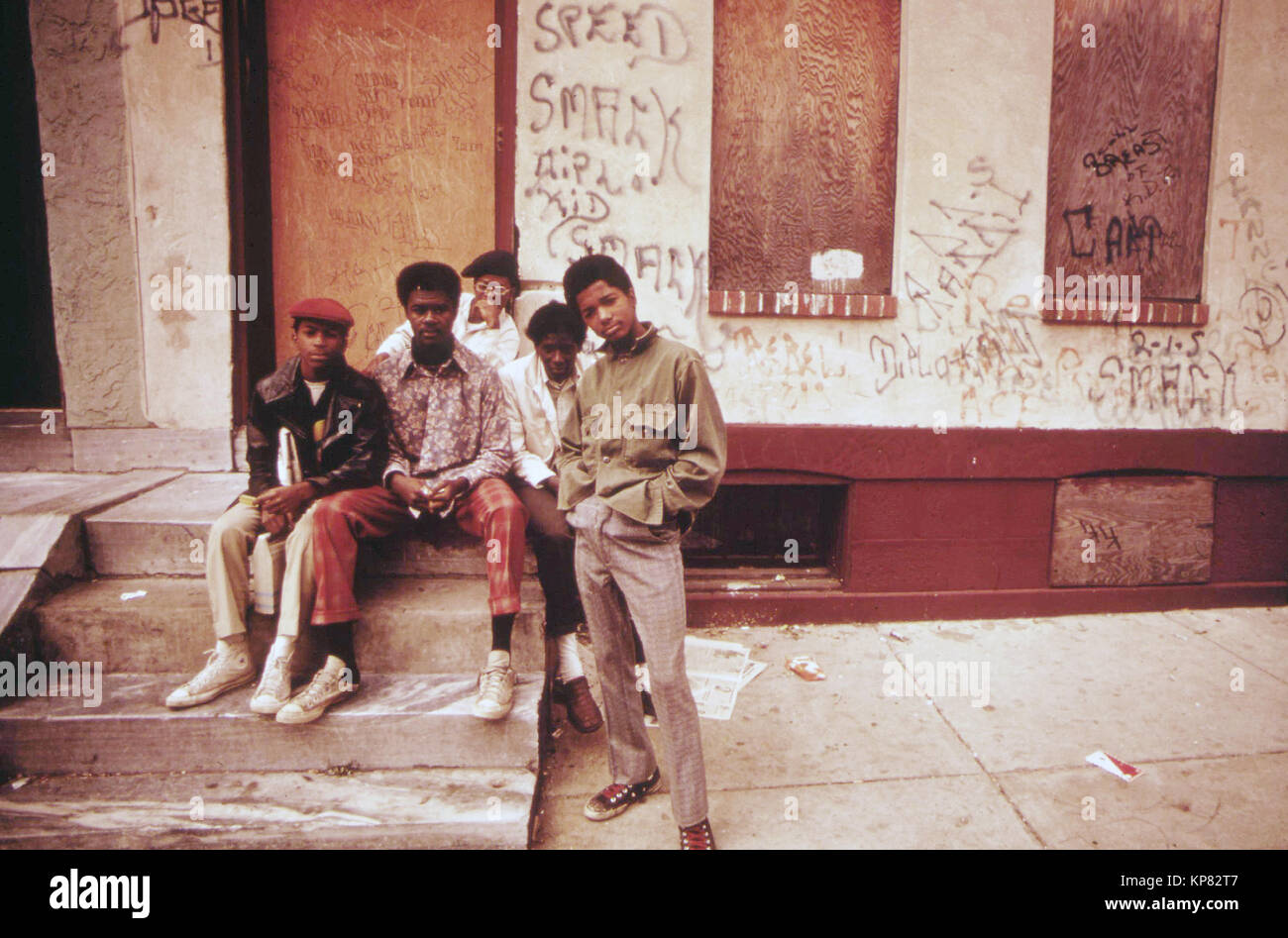 Foto originale caption identifica questi uomini come street gang, Agosto 1973 Foto Stock