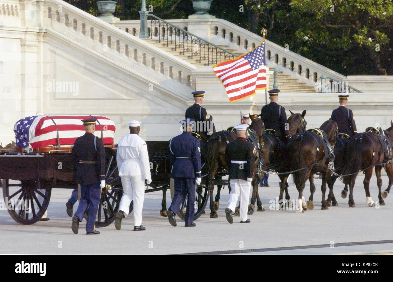 Un combinato di militari USA la guardia d'onore particolare attende per portare il quarantesimo Presidente degli Stati Uniti Ronald Wilson Reagan nella sua bandiera-drappeggiato scrigno fino oltre il 60-scale nella capitale della nazione Building Rotunda. Foto Stock