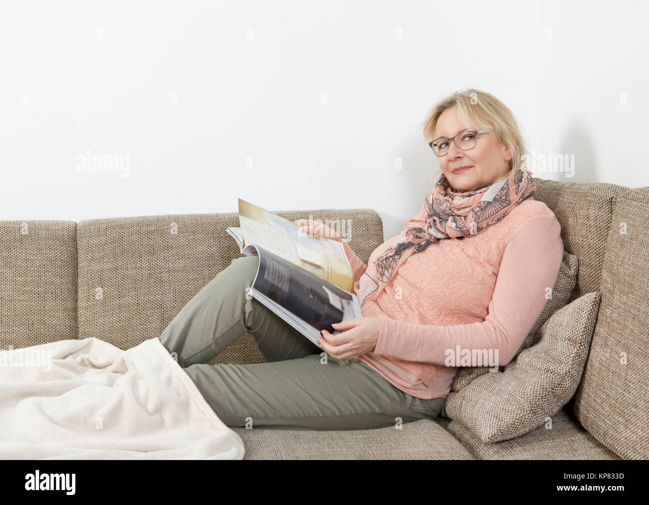 Donna rilassante sul divano Foto Stock