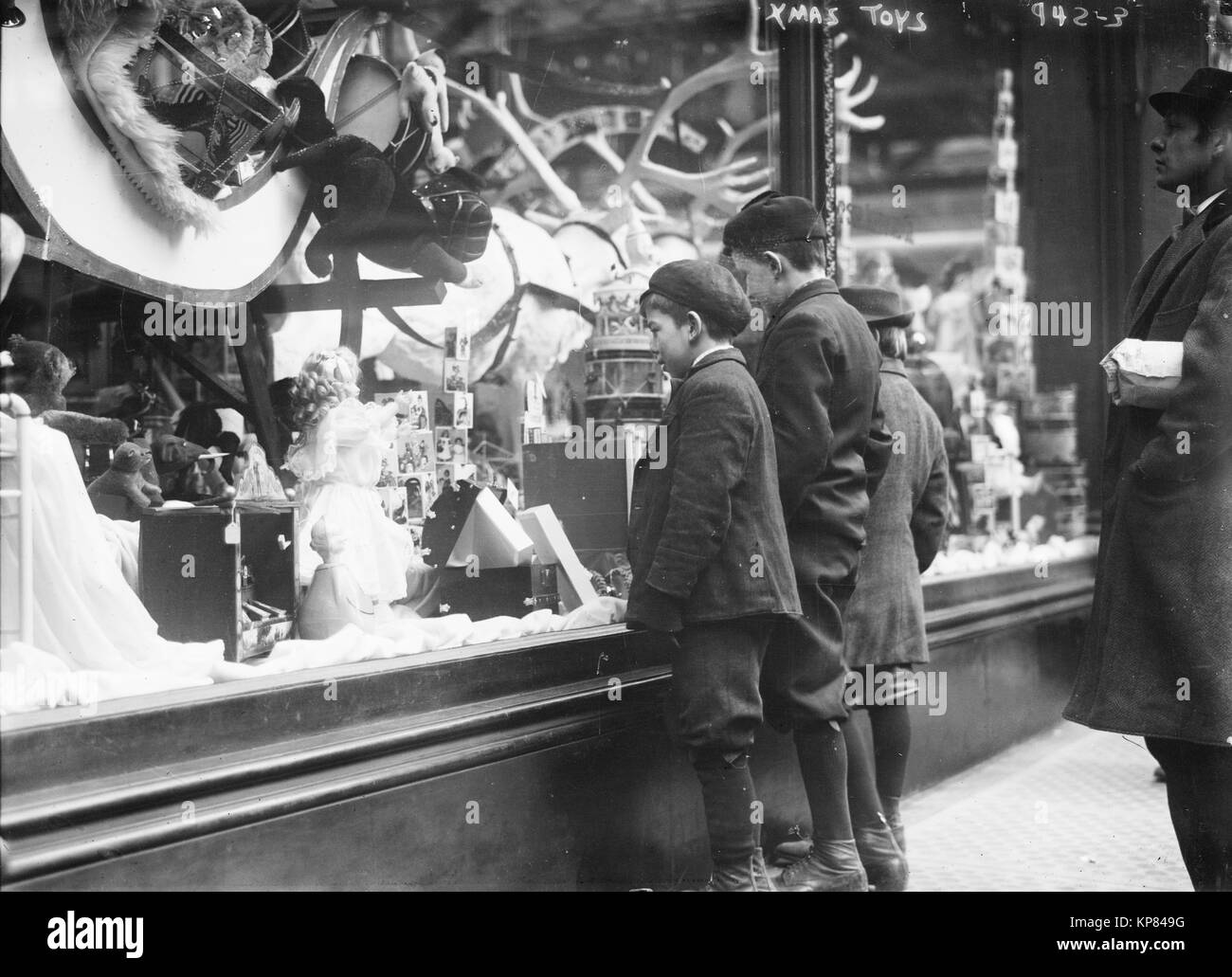 Ragazzi guardando natale display store in New York City Foto Stock