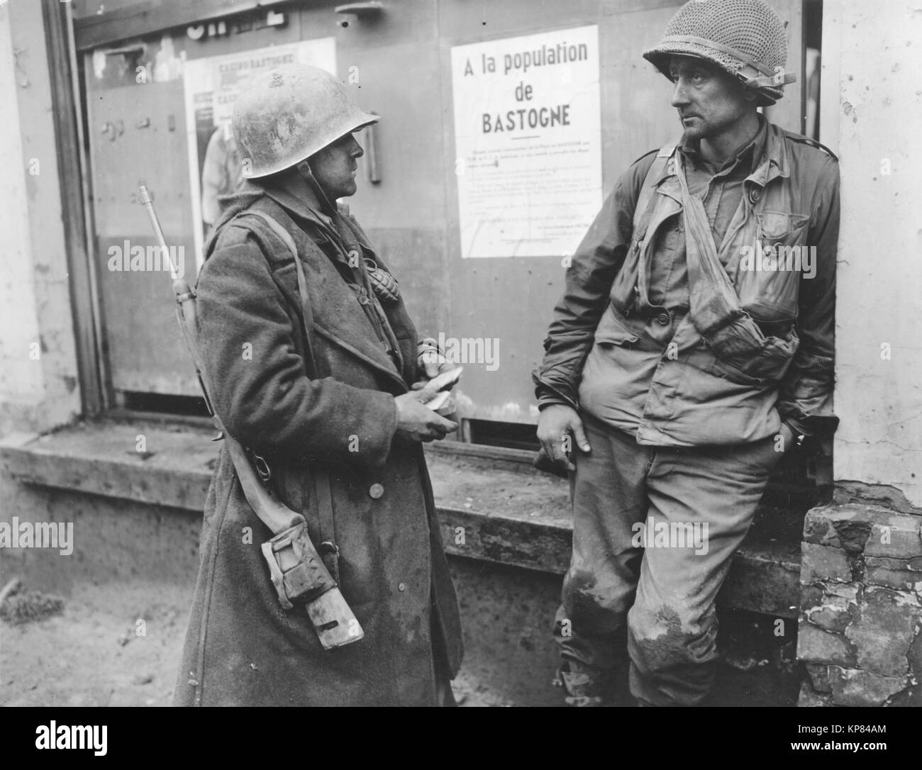 Stati Uniti Le truppe del centodecimo Regt., 28 Div., US 1a seguito dell'esercito tedesco di svolta in quella zona. Il nemico ha superato la loro battaglione. (L-R) Pvt. Adam H. Davis e TS Milford A. Sillars. Foto Stock
