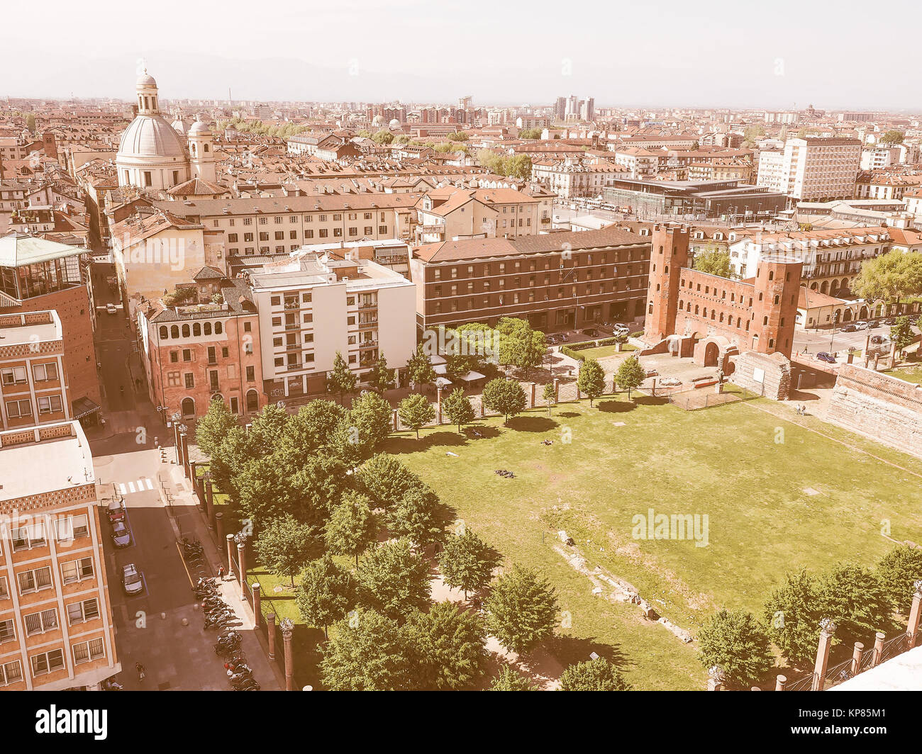Vintage cercando vista aerea di Torri Palatine aka Porte Palatine, rovine dell antica città romana cancelli in Torino Foto Stock