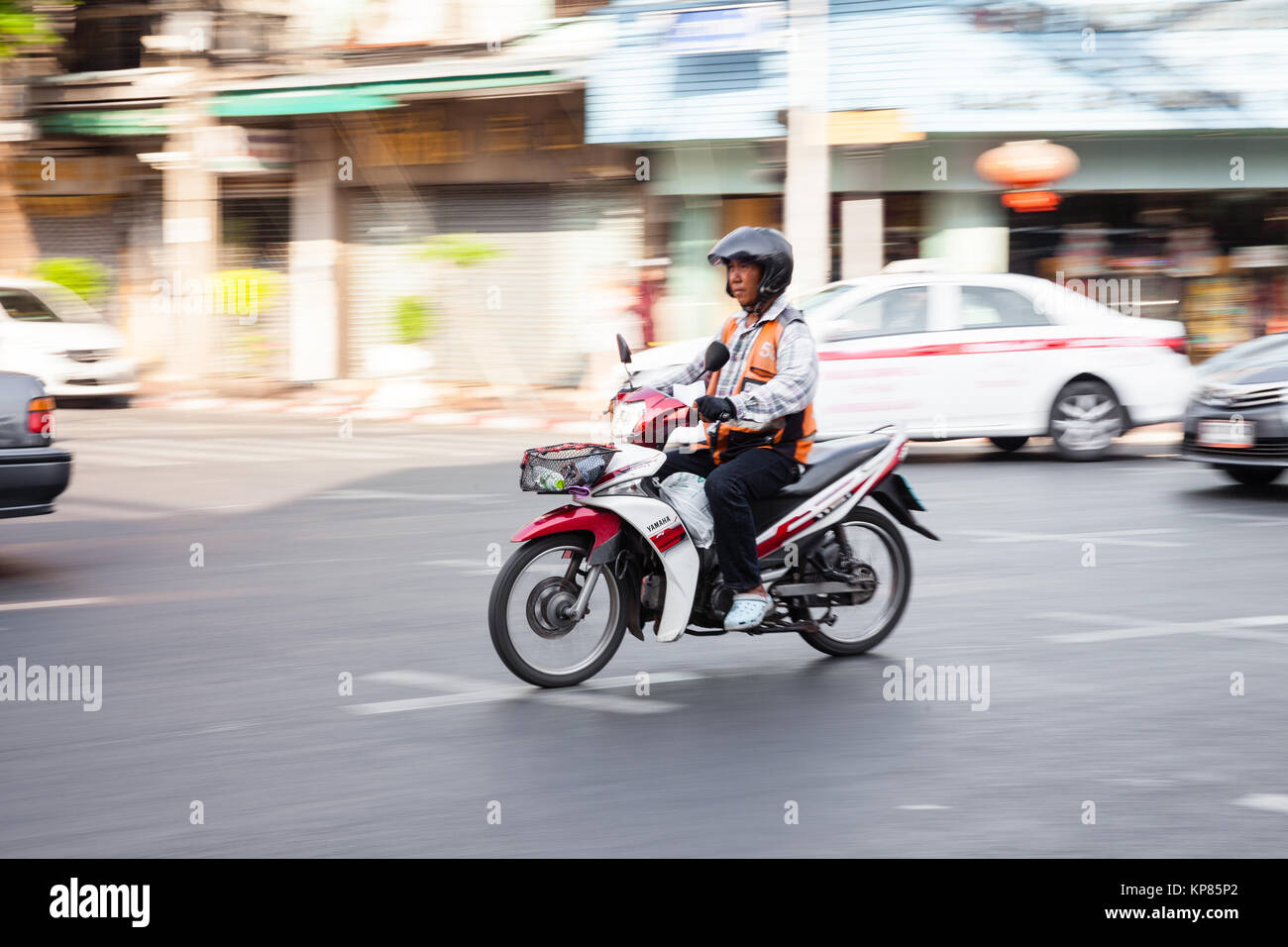 BANGKOK, Tailandia - 24 aprile: conducente del motociclo taxi a Bangkok il 24 aprile 2016 a Bangkok, in Thailandia. Foto Stock