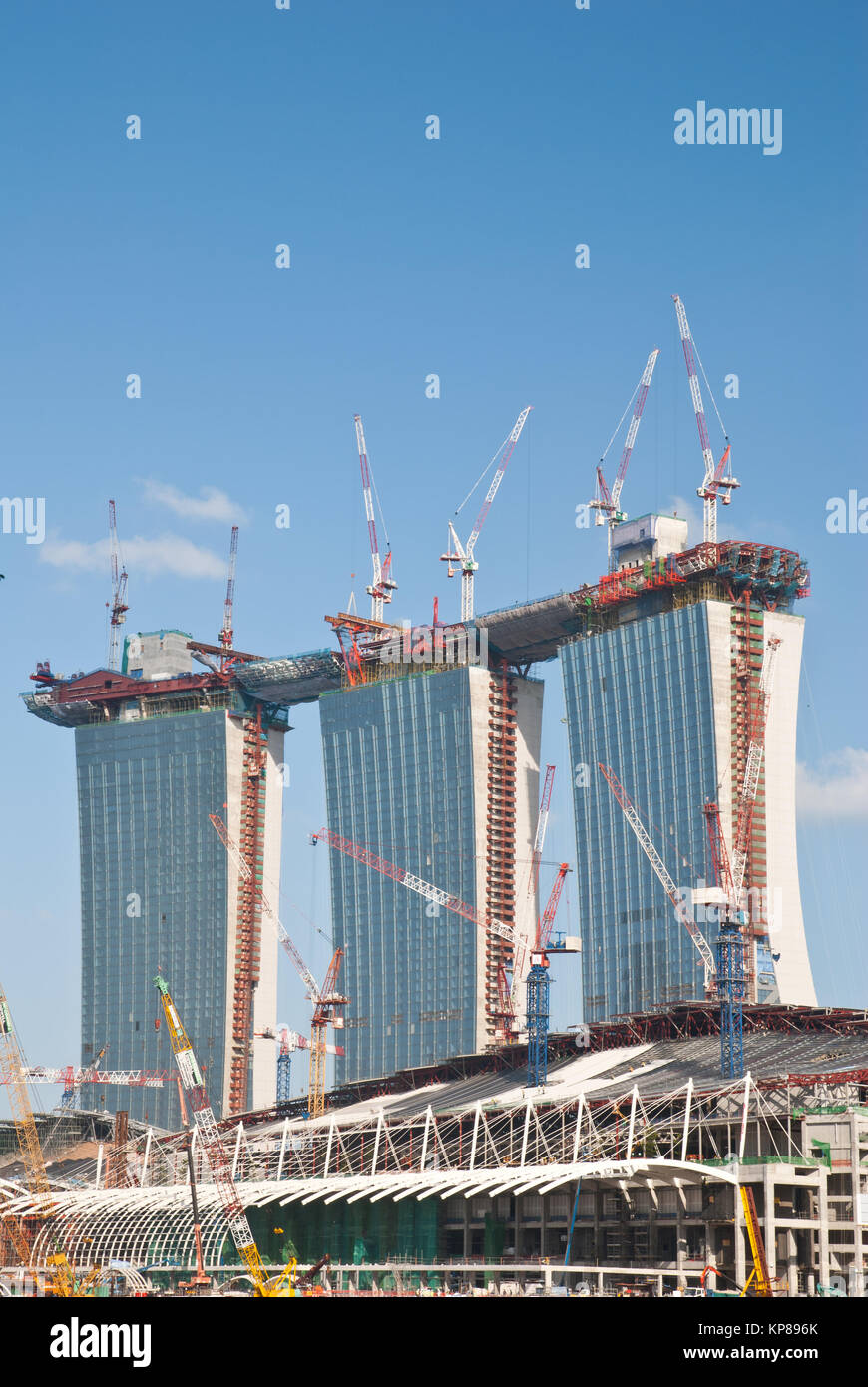 SINGAPORE - 11 dicembre: Marina Bay Sands Resort in fase finale di costruzione adottate il 11 dicembre 2009. Questo è il primo al mondo re integrato Foto Stock