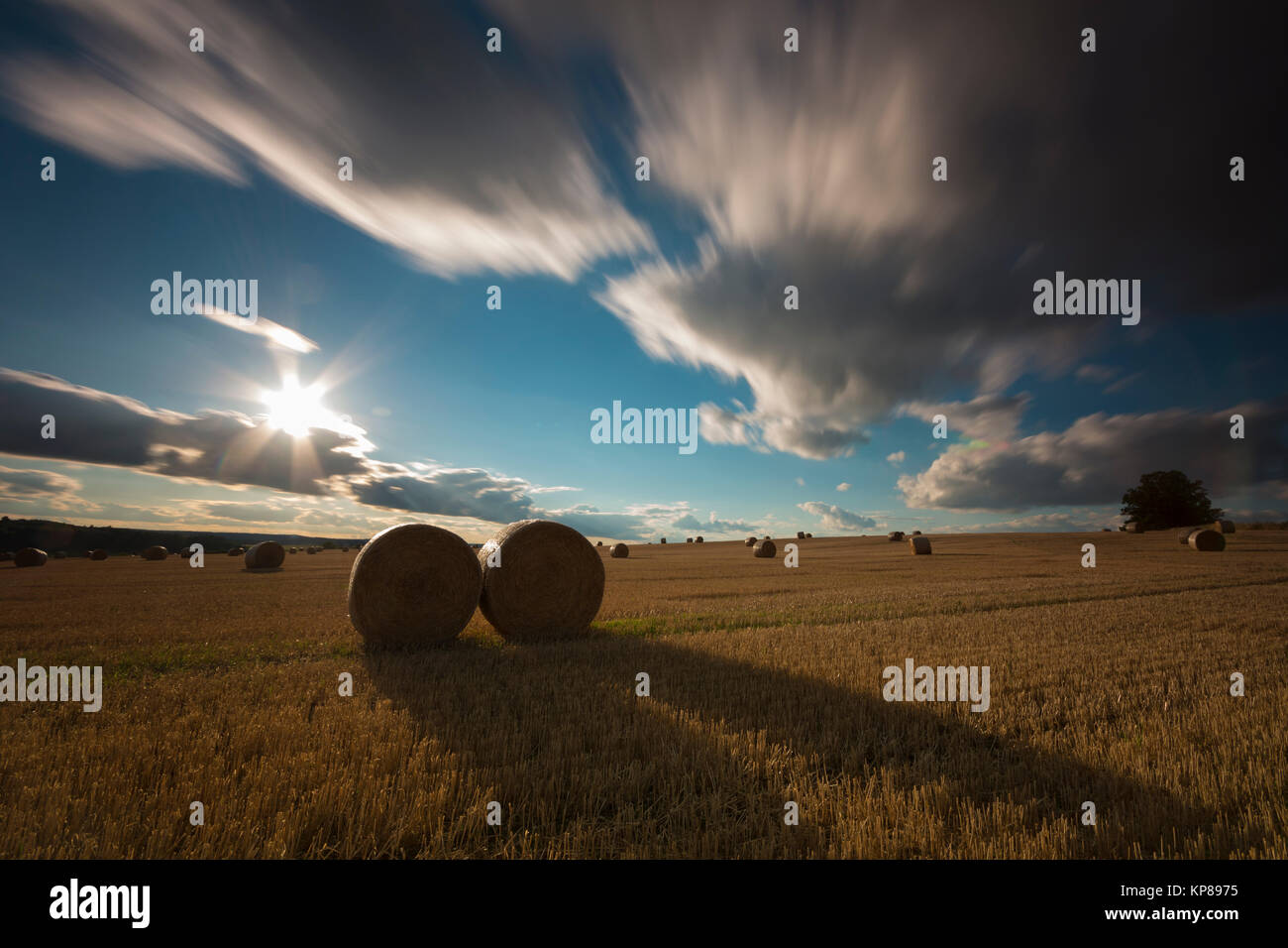 Felder im Licht mit Schatten und Wolken,Sonnenstrahlen,Wolken über Landschaft Foto Stock