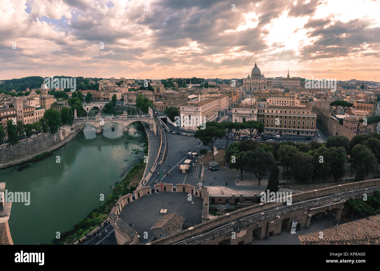 Antenna vista meravigliosa di Roma al tramonto, Italia Foto Stock