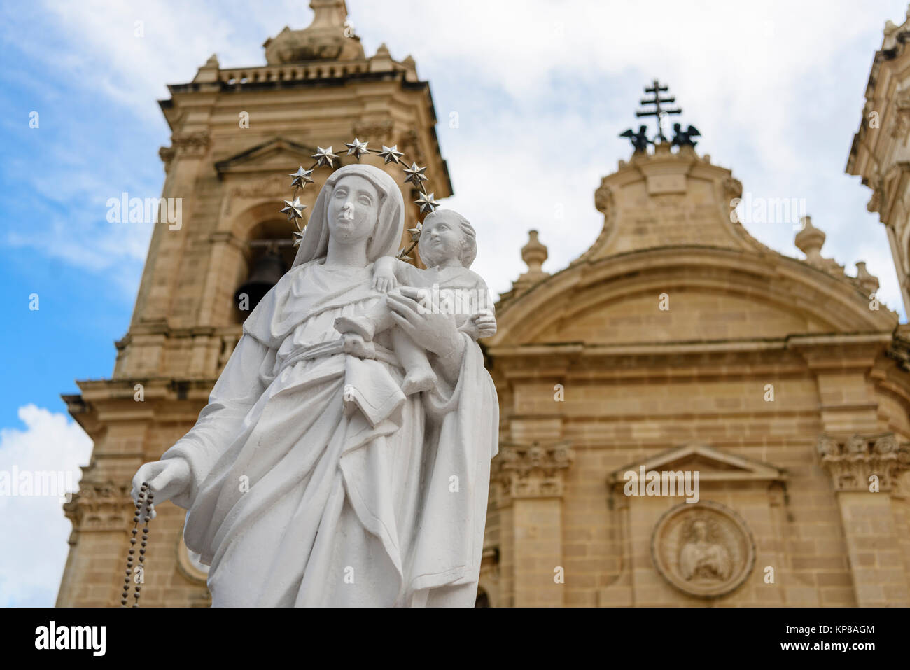 La statua della Vergine Maria con Gesù bambino al di fuori della chiesa parrocchiale a Xaghra, Gozo, Malta. Foto Stock