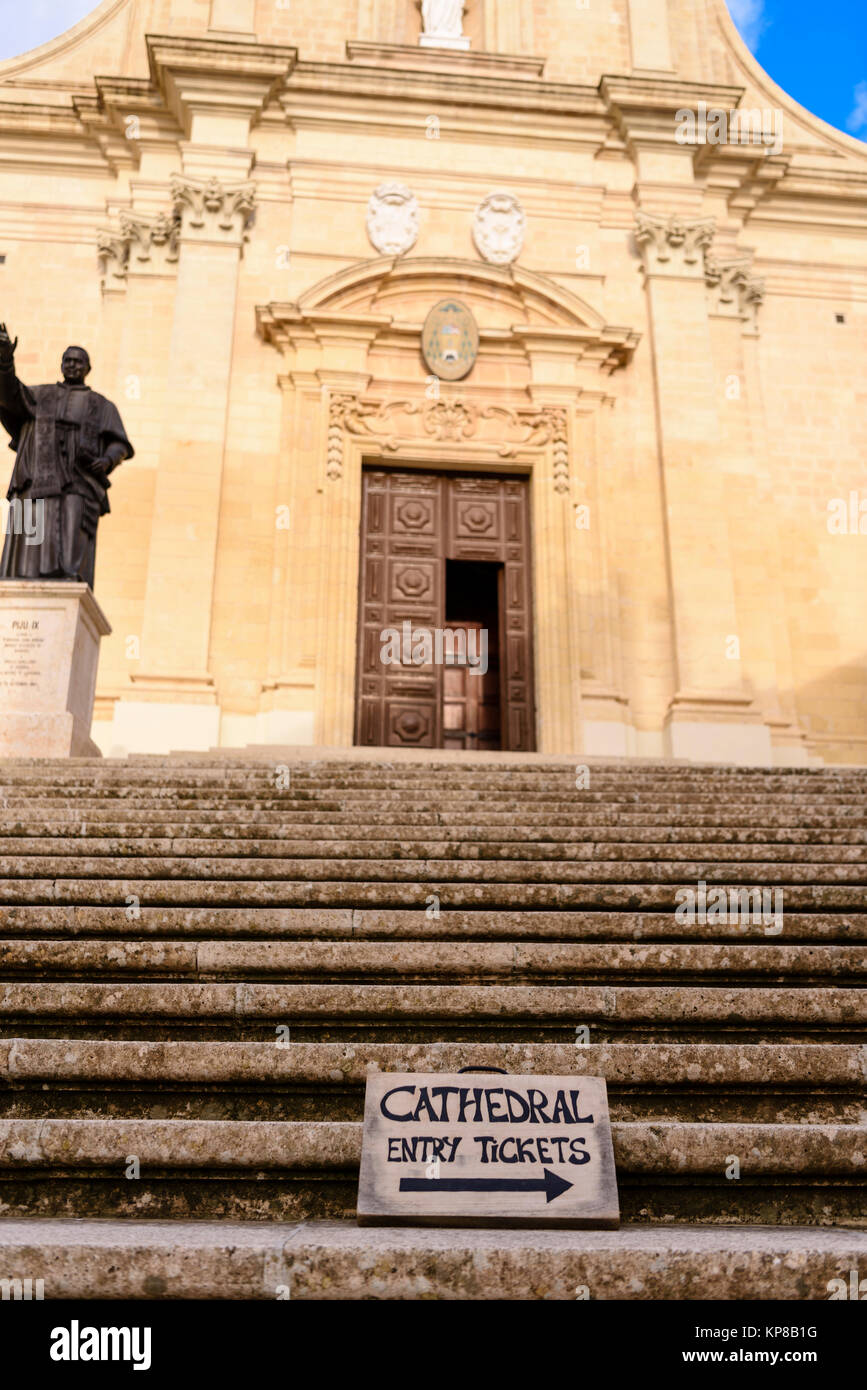 Segno rivolto verso il ticket booth su passi fuori l'ingresso alla cittadella cattedrale la cittadella di Victoria a Gozo, Malta. Foto Stock