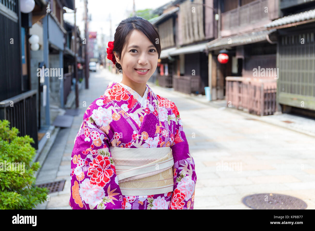 Donna Giapponese con i tradizionali abiti giapponesi in Kyoto Foto