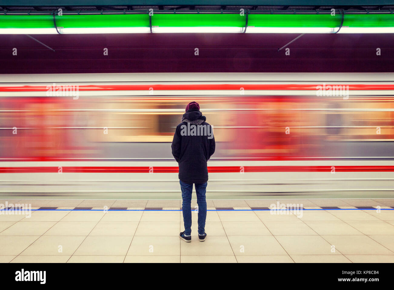 L'uomo presso la stazione della metropolitana e del treno in movimento Foto Stock