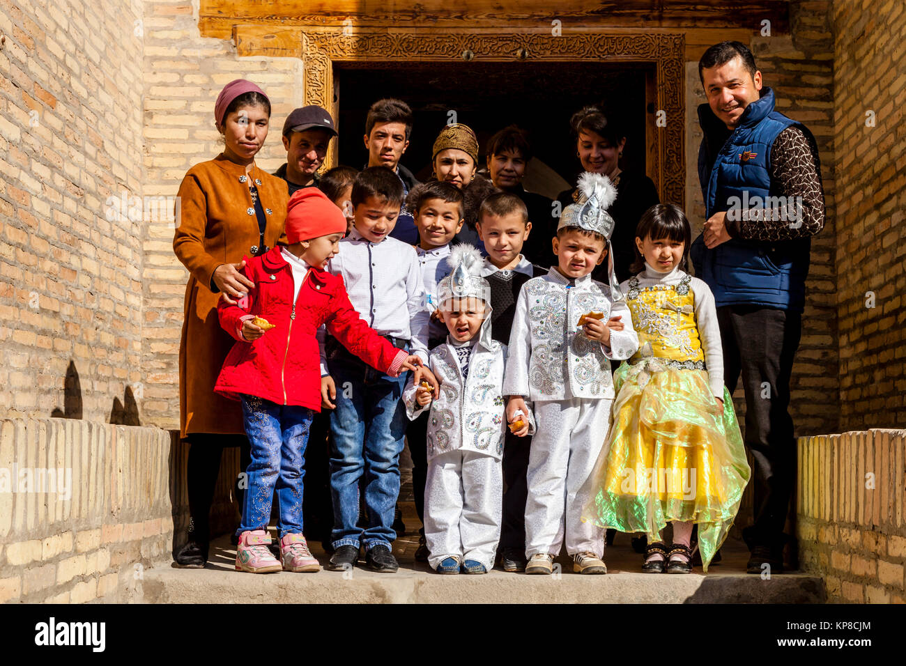 Uzbek bambini in costume tradizionale visita il Pahlavan Mahmud Mausoleo, Khiva, Uzbekistan Foto Stock
