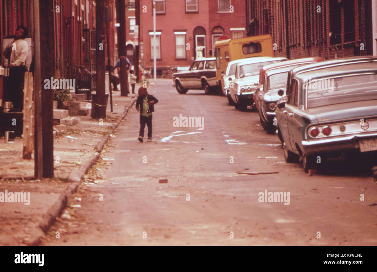 Philadelphia street scene con uomo a sinistra dell immagine e little boy in strada Foto Stock