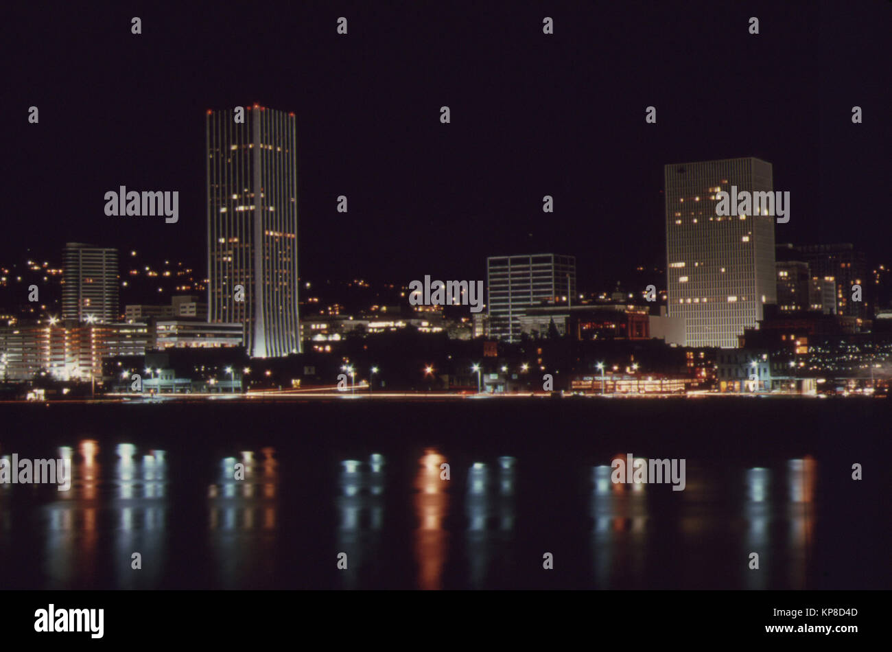 Downtown Area di nucleo di Portland, dopo 7 P.M. il 2 novembre 1973, durante lo stato di crisi energetica con pochi commerciali e di illuminazione al neon Visualizza. Questa foto Guarda verso ovest con il fiume Willamette in primo piano 11/1973 Foto Stock