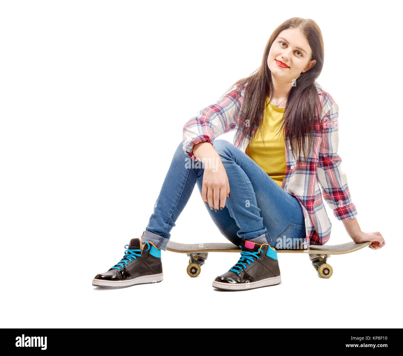 Bella giovane donna in posa con uno skateboard, sede di skate Foto Stock