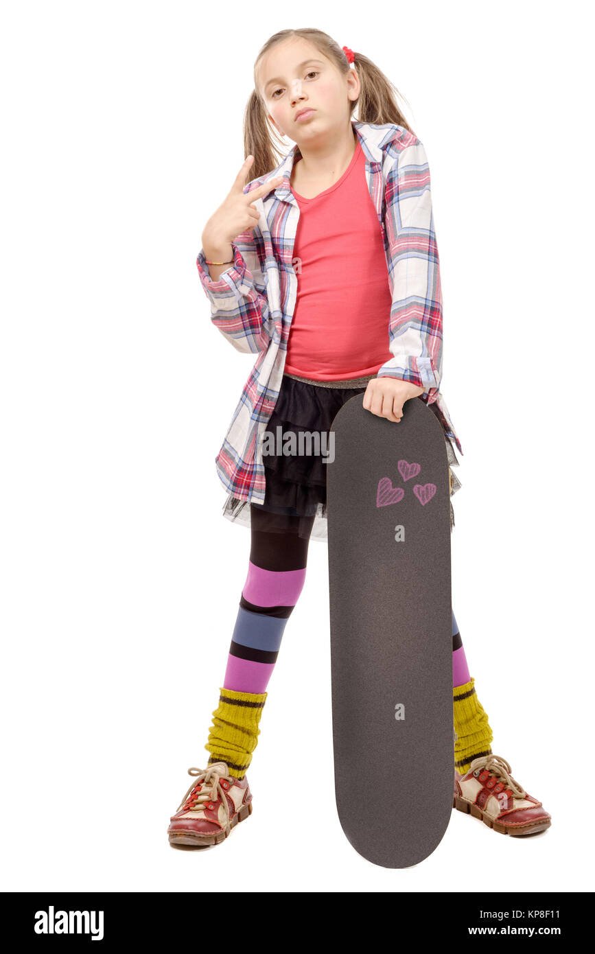 Moda graziosa bambina con lo skateboard, isolato su bianco Foto Stock