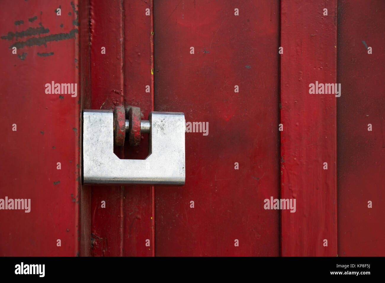 Serratura di sicurezza su porta rossa Foto Stock