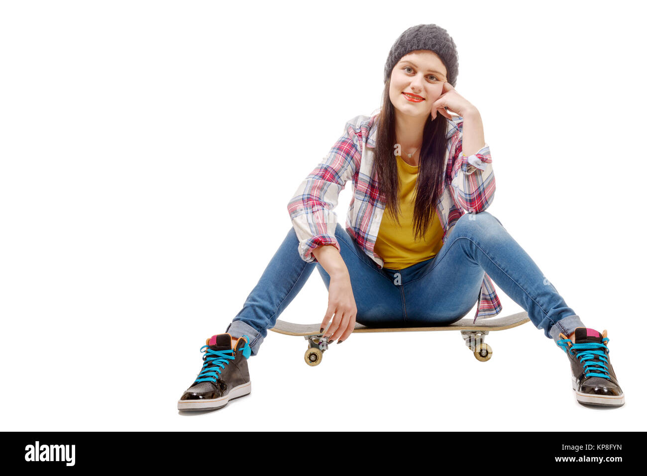 Bella giovane donna in posa con uno skateboard, sede di skate Foto Stock