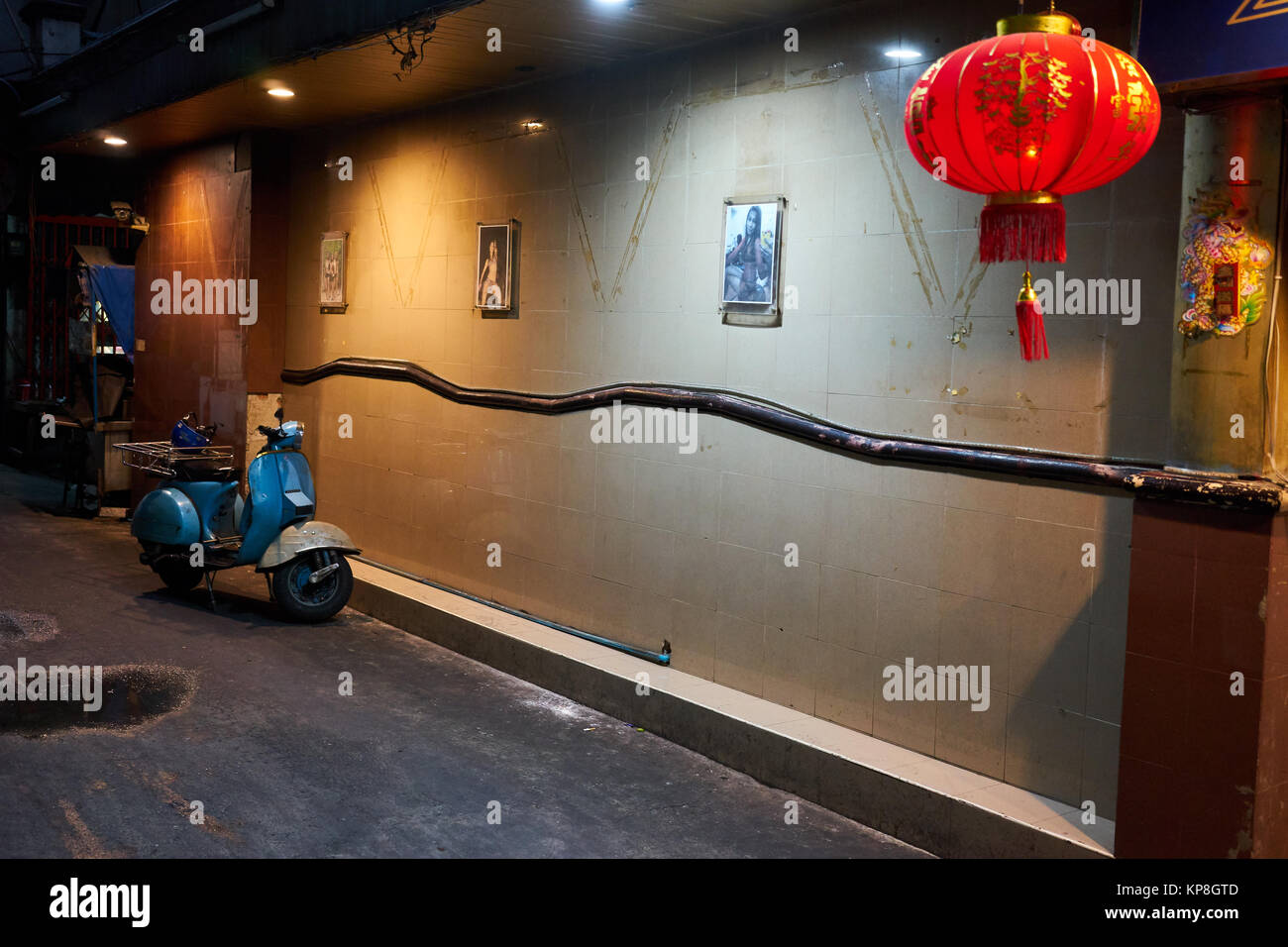 Una vespa blu in un vicolo a Bangkok Chinatown Yaowarat () Foto Stock