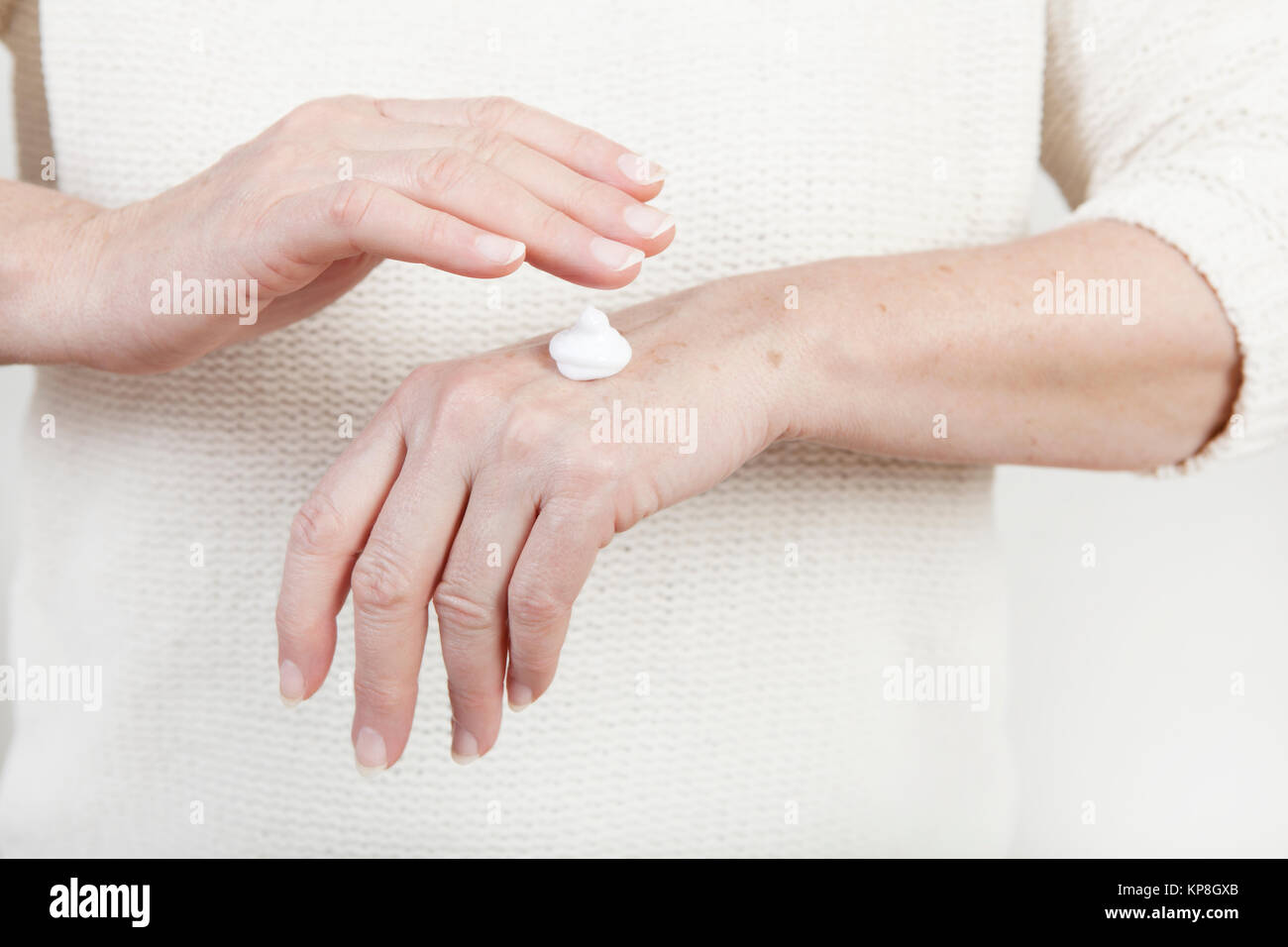 Le mani con crema mani Foto Stock