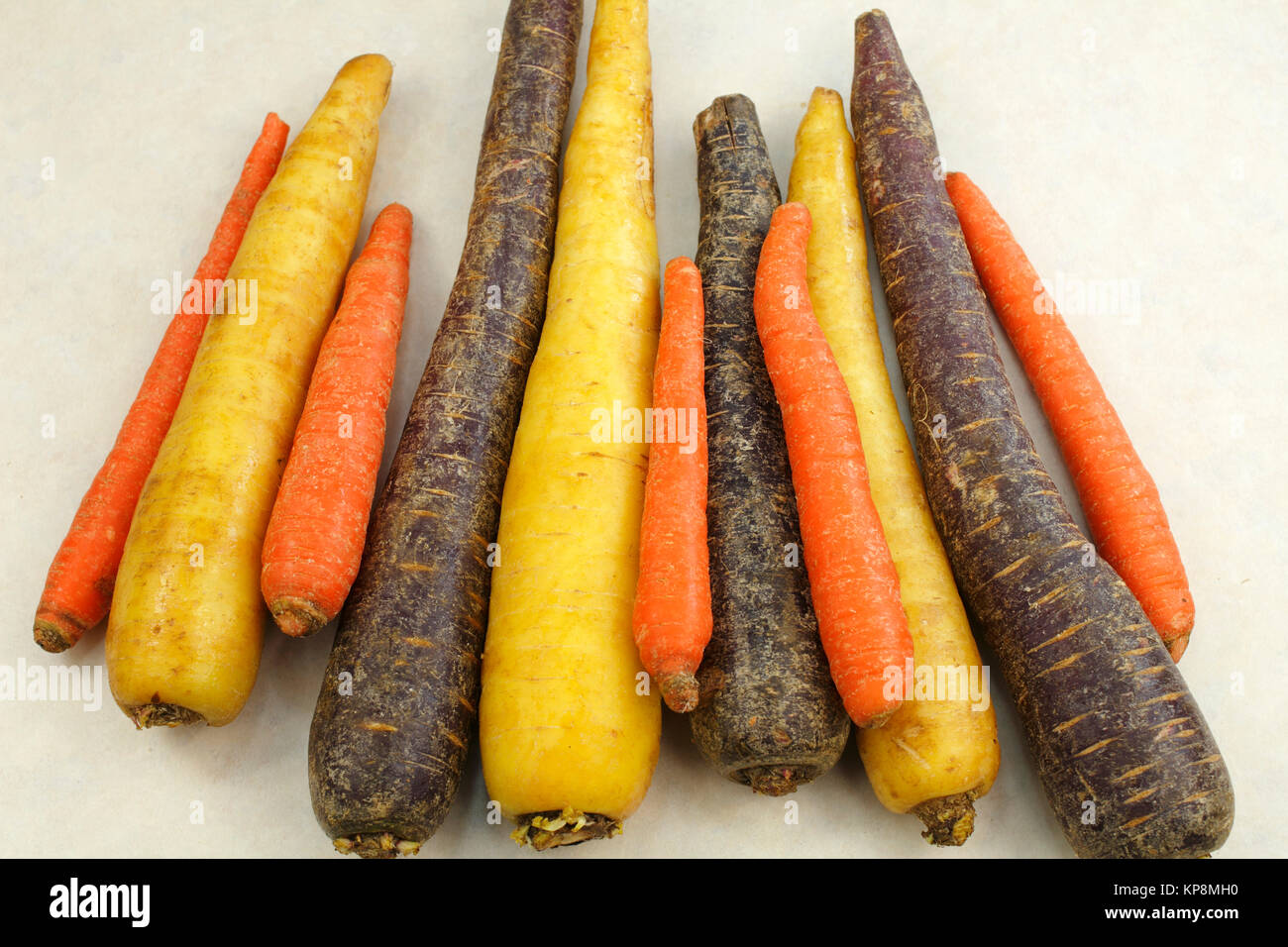 Materie viola giallo e arancio carote Foto Stock