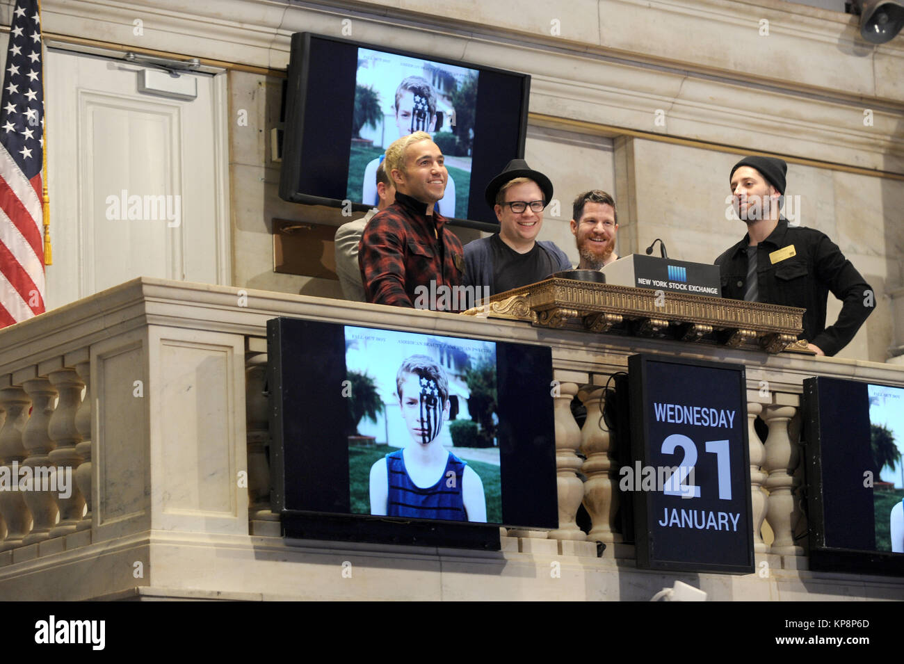 NEW YORK, NY - 21 gennaio: Fall Out Boy membri Pete Wentz, Patrick Stump, Andy Hurley e Joe Trohman frequentare la chiusura campana al New York Stock Exchange su gennaio 21, 2015 a New York City. Persone: Fall Out Boy Foto Stock
